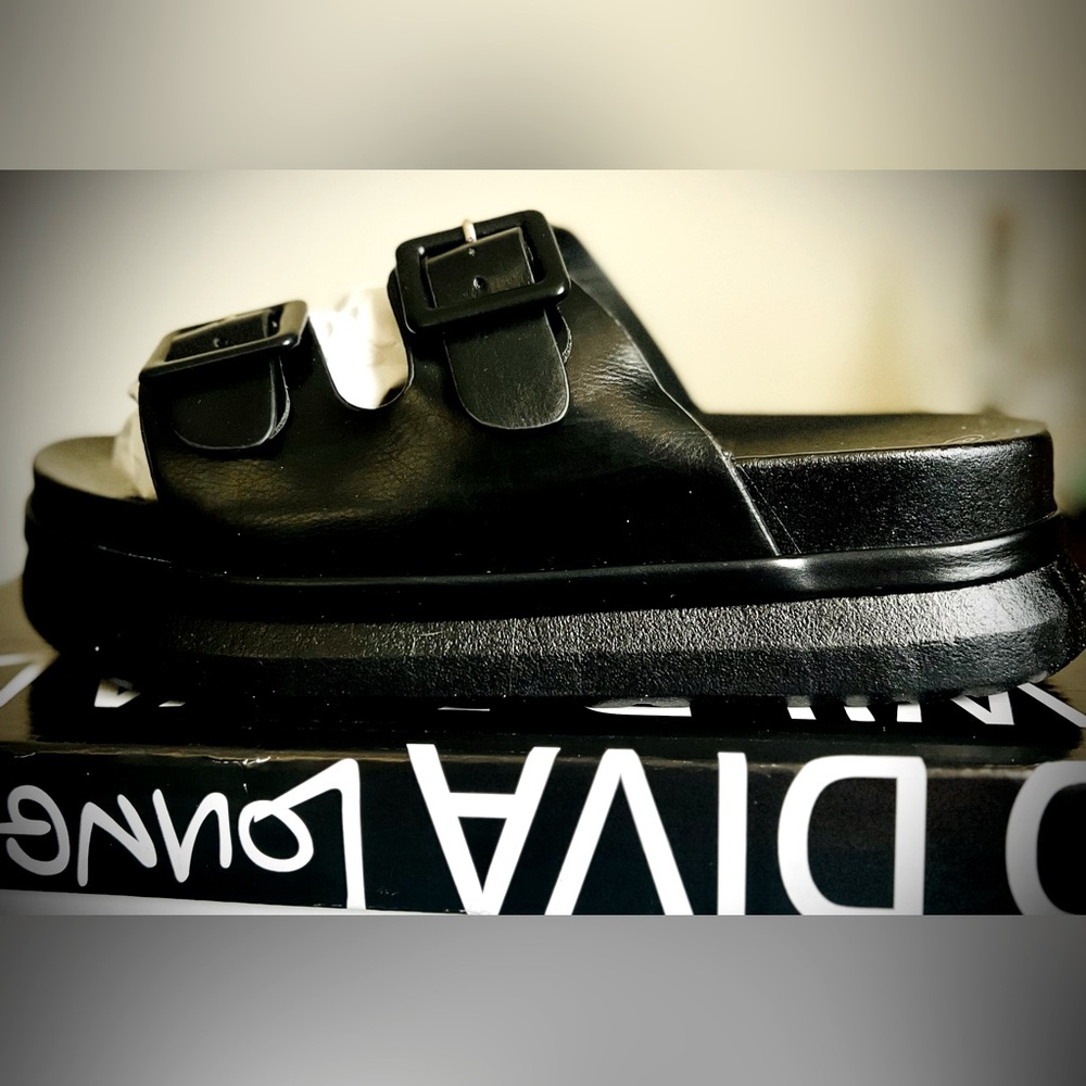 NEW- Wild Diva Lounge Sandals Size 8 black